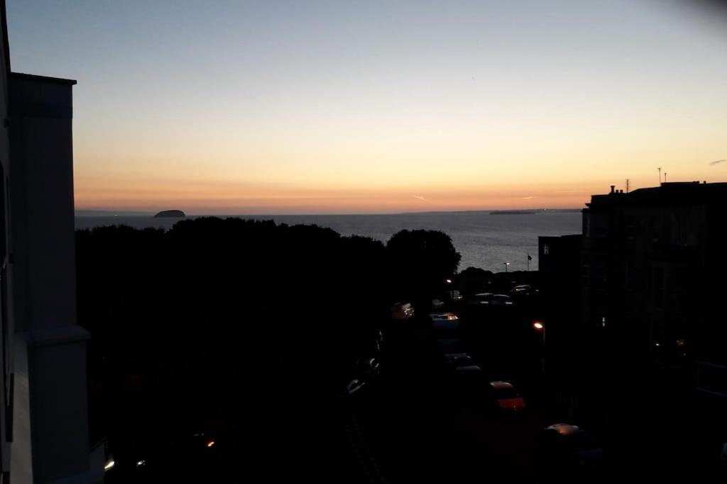 Modern Apartment With Stunning Sea View 滨海韦斯顿 外观 照片